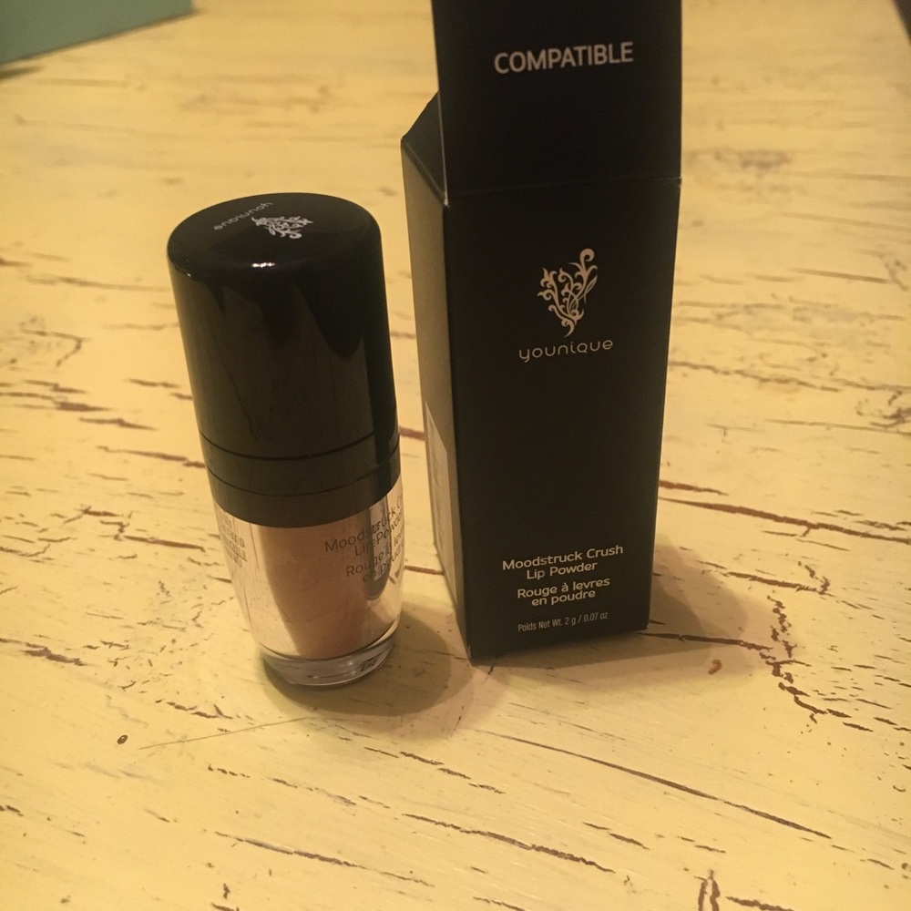 Brand new Younique lip powder